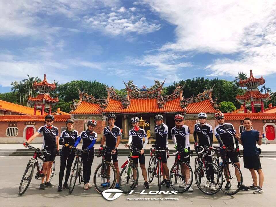 Robust 黑貓單車社全體隊員於台灣宮廟前大合照實著 T-Lonx 1