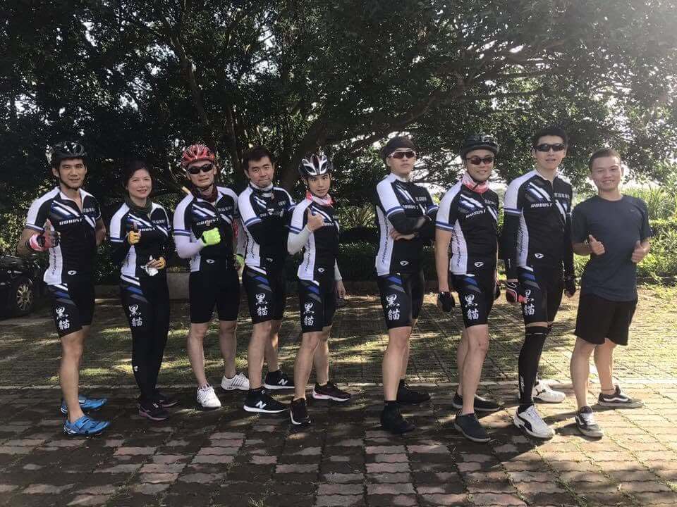 Robust 黑貓單車社全體隊員於台灣宮廟前大合照實著 T-Lonx 2